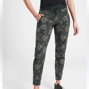 Athleta Trekkie north printed jogger